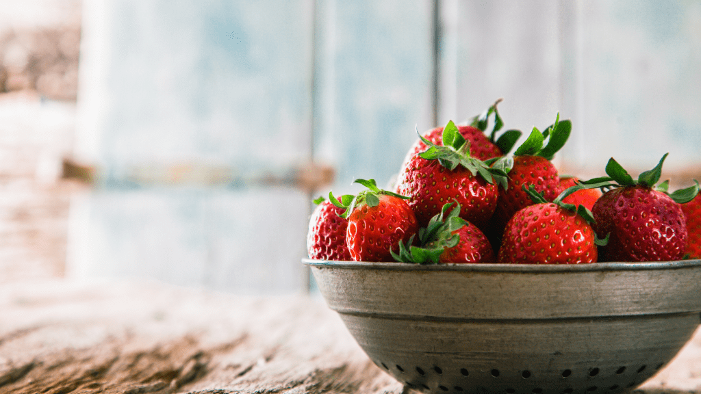 How to Feed Your Cat Strawberries?